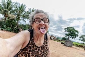contadina anziana che prende un selfie. foto