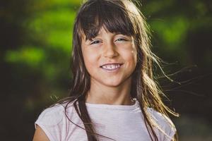 ritratto di bella ragazza sorridente in fattoria. ragazza alla fattoria in un giorno d'estate. attività di giardinaggio. ragazza brasiliana. foto