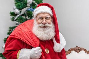 Babbo Natale guardando la telecamera. Natale sta arrivando. buon Natale. Babbo Natale sta guardando foto