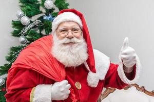 Babbo Natale guardando la telecamera. Natale sta arrivando. buon Natale. Babbo Natale sta guardando foto