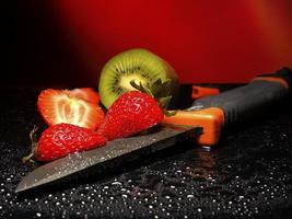 frutta fresca con gocce d'acqua e coltello foto