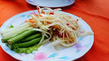 som tam thai, insalata di papaya foto