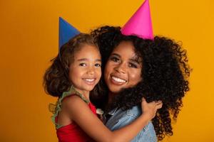 la figlia e la madre afro sono felici insieme. foto