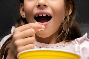 ragazza con popcorn foto