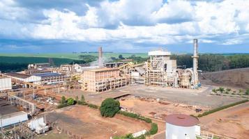 impianto di lavorazione del mulino industriale della canna da zucchero in brasile. pianta di canna da zucchero che produce energia rinnovabile. etanolo. foto