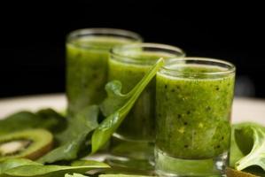 frullato verde fresco con spinaci e kiwi foto