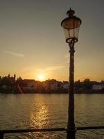 la città di Maastricht sul fiume Maas nei Paesi Bassi foto