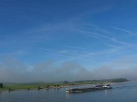 il fiume Reno vicino a Wesel al mattino foto