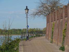 il fiume Reno e la città di Rees foto