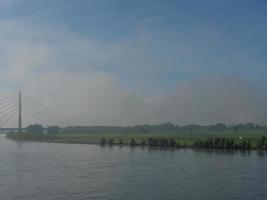 il fiume Reno vicino a Wesel al mattino foto