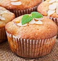muffin con prugne e petali di mandorle