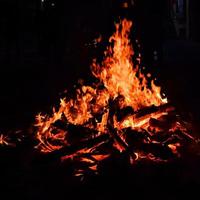 fiamme di fuoco su sfondo nero, fiamma di fuoco fiamma sfondo trama, magnificamente, il fuoco sta bruciando, fiamme di fuoco con legno e falò di sterco di vacca foto