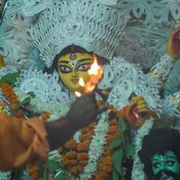 dea durga con aspetto tradizionale in vista ravvicinata in un sud kolkata durga puja, durga puja idol, un più grande festival navratri indù in india foto