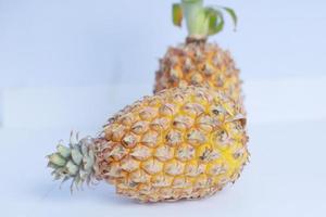 unico ananas intero isolato su uno sfondo bianco foto