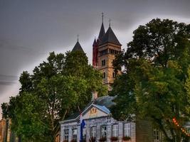 la città di Maastricht sul fiume Maas nei Paesi Bassi foto