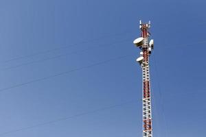 cavi metallici che trattengono la torre delle telecomunicazioni