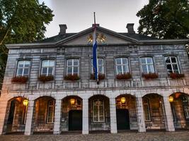 la città di Maastricht sul fiume Maas nei Paesi Bassi foto