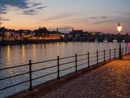 la città di maastricht sul fiume maas foto