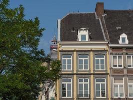 la città di Maastricht sul fiume Maas nei Paesi Bassi foto