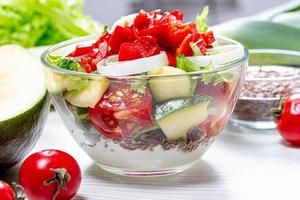 insalata fresca con verdure e mango condita con semi di lino e yogurt scremato. il concetto di dieta
