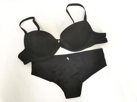 reggiseno nero e mutandine intimo isolate su sfondo bianco. completo di biancheria intima. collezione di base. foto