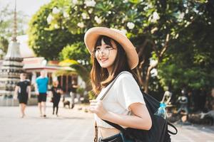 giovane adolescente asiatico del college che viaggia da solo all'aperto destinazione famosa. foto