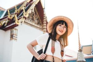 giovane adolescente asiatico del college che viaggia da solo all'aperto destinazione famosa. foto