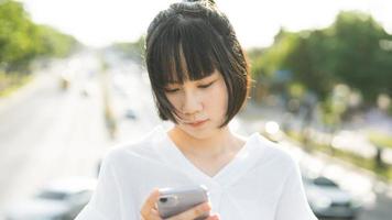 giovane donna d'affari asiatica adulta che utilizza il telefono cellulare trova una relazione di incontri tramite l'applicazione. foto