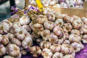 grappoli di aglio in un mercato degli agricoltori foto