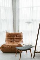 sale relax minimaliste con mobili e accessori in legno in camera.