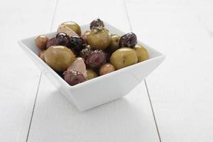 olive miste nel piatto