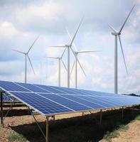 pannelli solari e turbine eoliche con le nuvole e il cielo foto