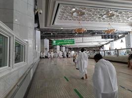 mecca, arabia saudita, maggio 2022 - i pellegrini di umrah stanno andando a fare un sai tra safa e marwah dopo aver circumambulato la kaaba. foto