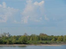 la città di Rees sul fiume Reno foto