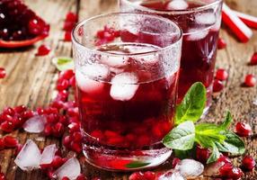 cocktail di succo rosso fresco con semi di melograno, menta e ghiaccio