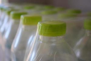 bottiglie d'acqua in confezione di plastica foto