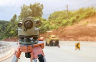 cantiere stradale, strumento teodolite per la costruzione di strade foto