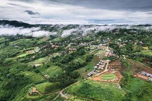 vista del resort sulla collina e nebbioso in una giornata piovosa a khao kho foto