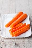carote fresche su un piatto