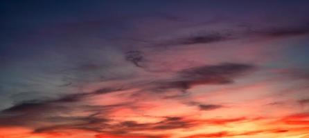 cielo colorato con nuvole al tramonto. cielo serale drammatico foto