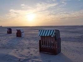 tramonto sulla spiaggia dell'isola di juist foto