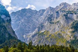 Alpi ricoperte di foresta, Koenigssee, Konigsee, Parco Nazionale di Berchtesgaden, Baviera, Germania foto