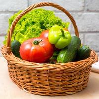 Merce nel carrello delle verdure fresche. pomodoro, cetriolo, pepe e lattuga