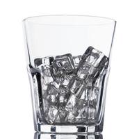 bicchiere con cubetti di ghiaccio foto