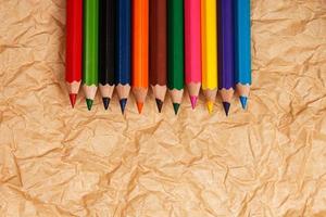 matite multicolori e carta stropicciata foto
