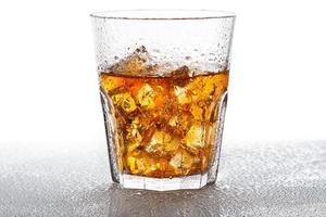 bicchieri con whisky foto
