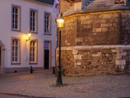 la città di Maastricht sul fiume Maas nei Paesi Bassi foto