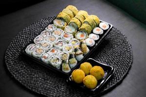 i sushi formano la vista dall'alto foto