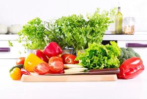 verdure fresche in cucina foto