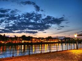 la città di maastricht sul fiume maas foto